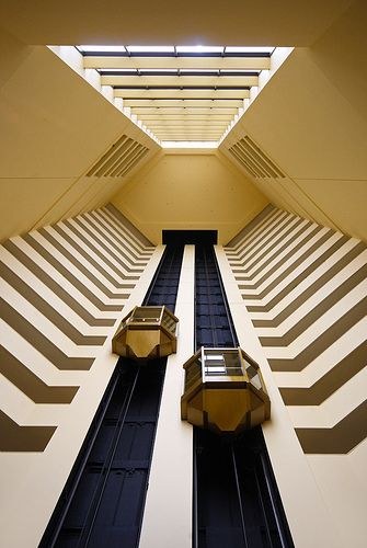 Capsule scenic elevator